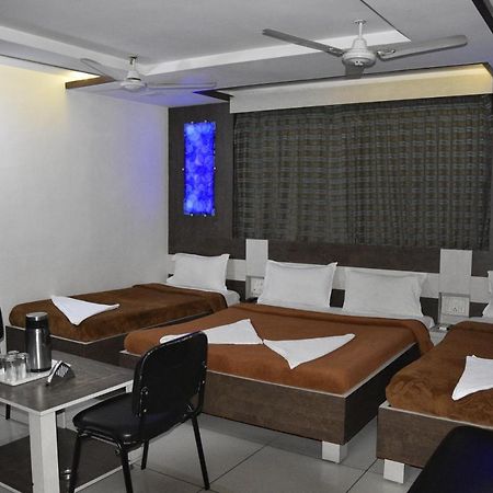 Midtown Hotel Ahmedabad Bagian luar foto