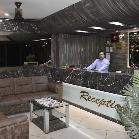 Midtown Hotel Ahmedabad Bagian luar foto