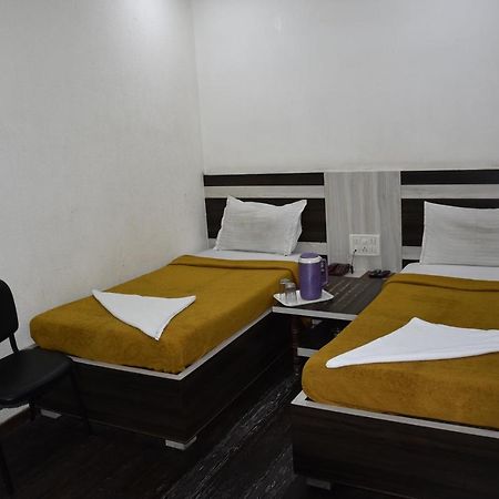 Midtown Hotel Ahmedabad Bagian luar foto