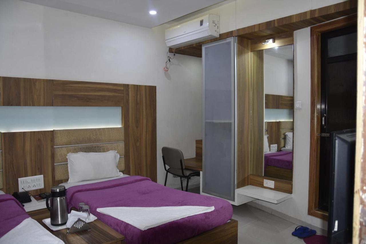 Midtown Hotel Ahmedabad Bagian luar foto