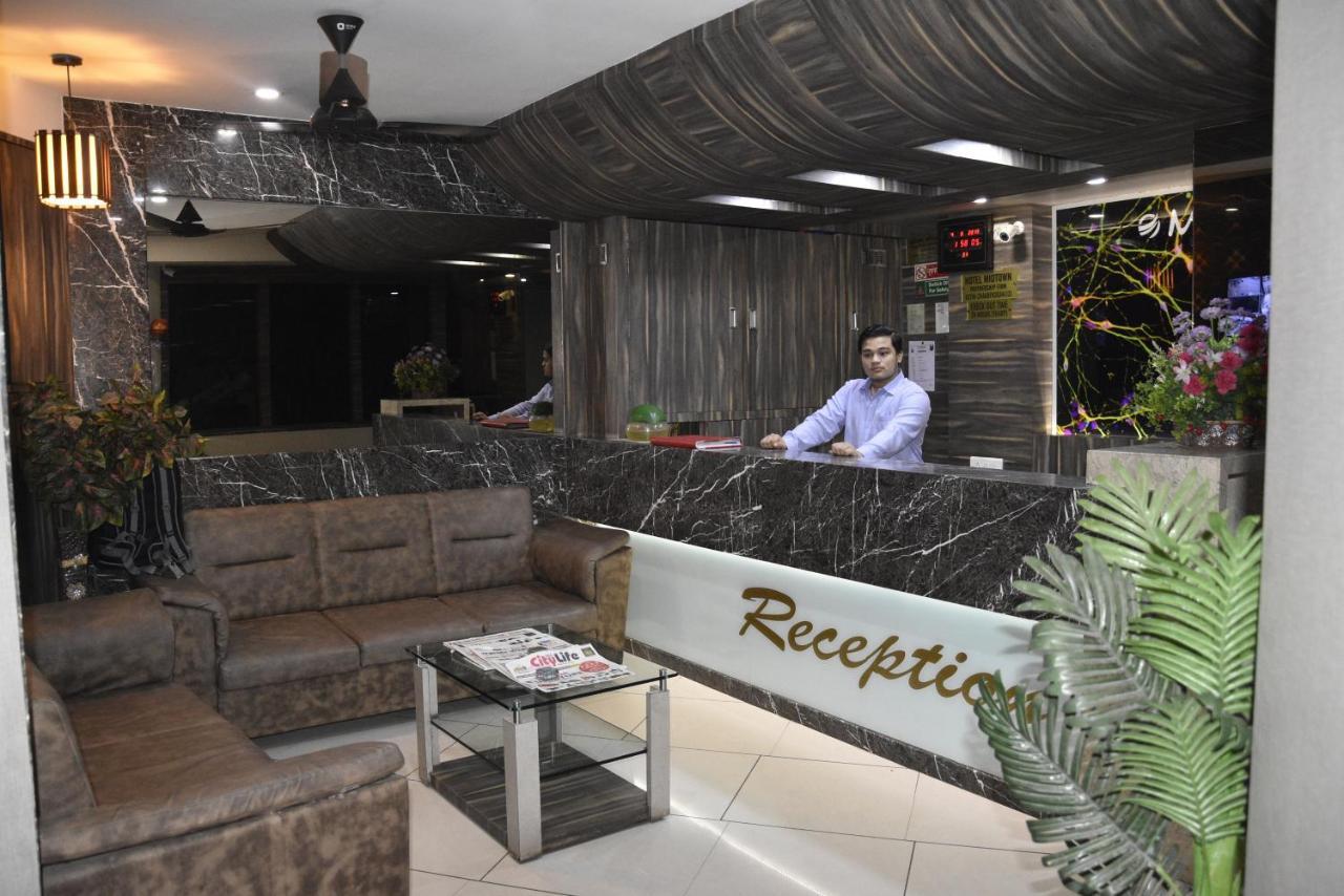 Midtown Hotel Ahmedabad Bagian luar foto