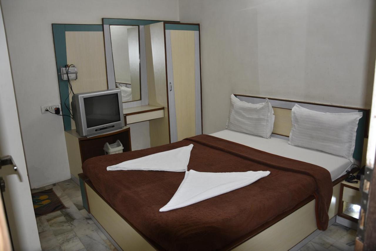 Midtown Hotel Ahmedabad Bagian luar foto