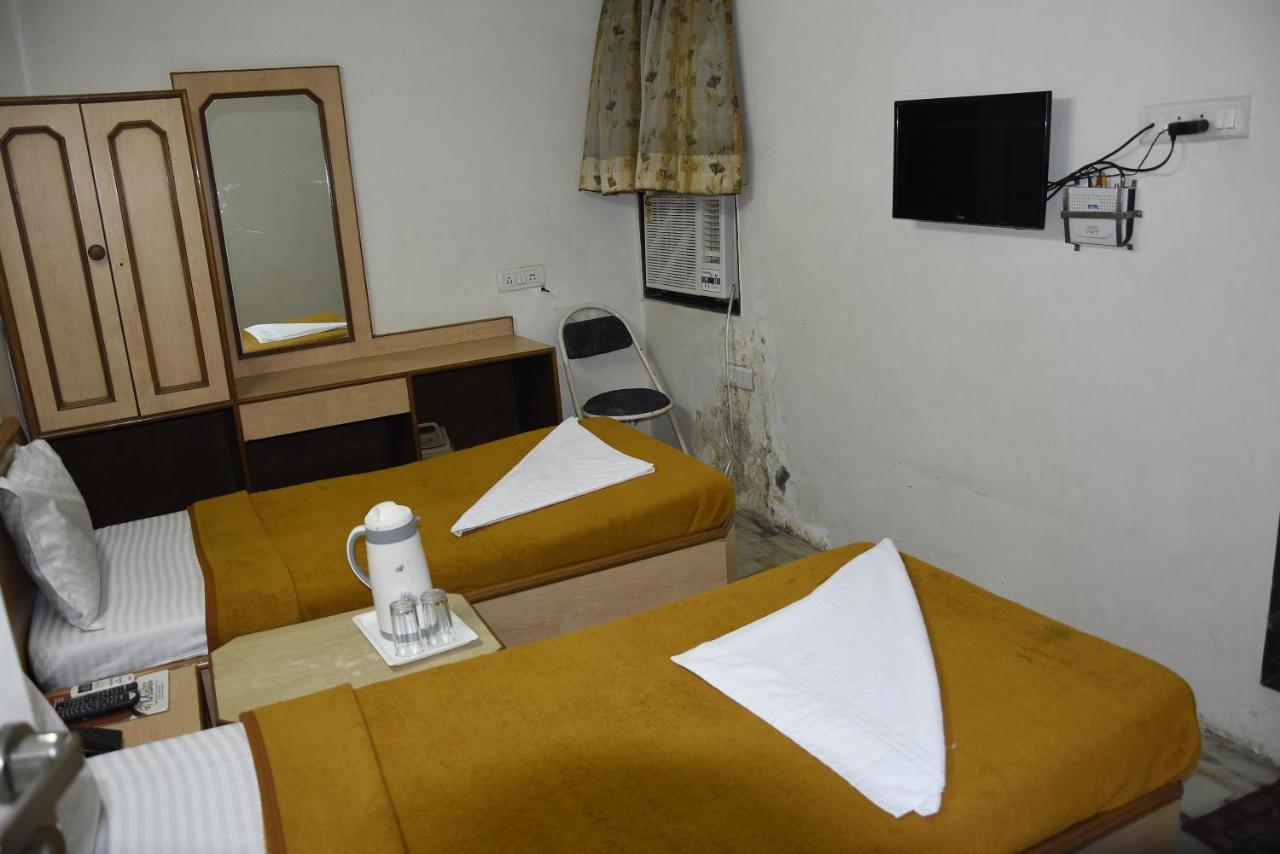 Midtown Hotel Ahmedabad Bagian luar foto