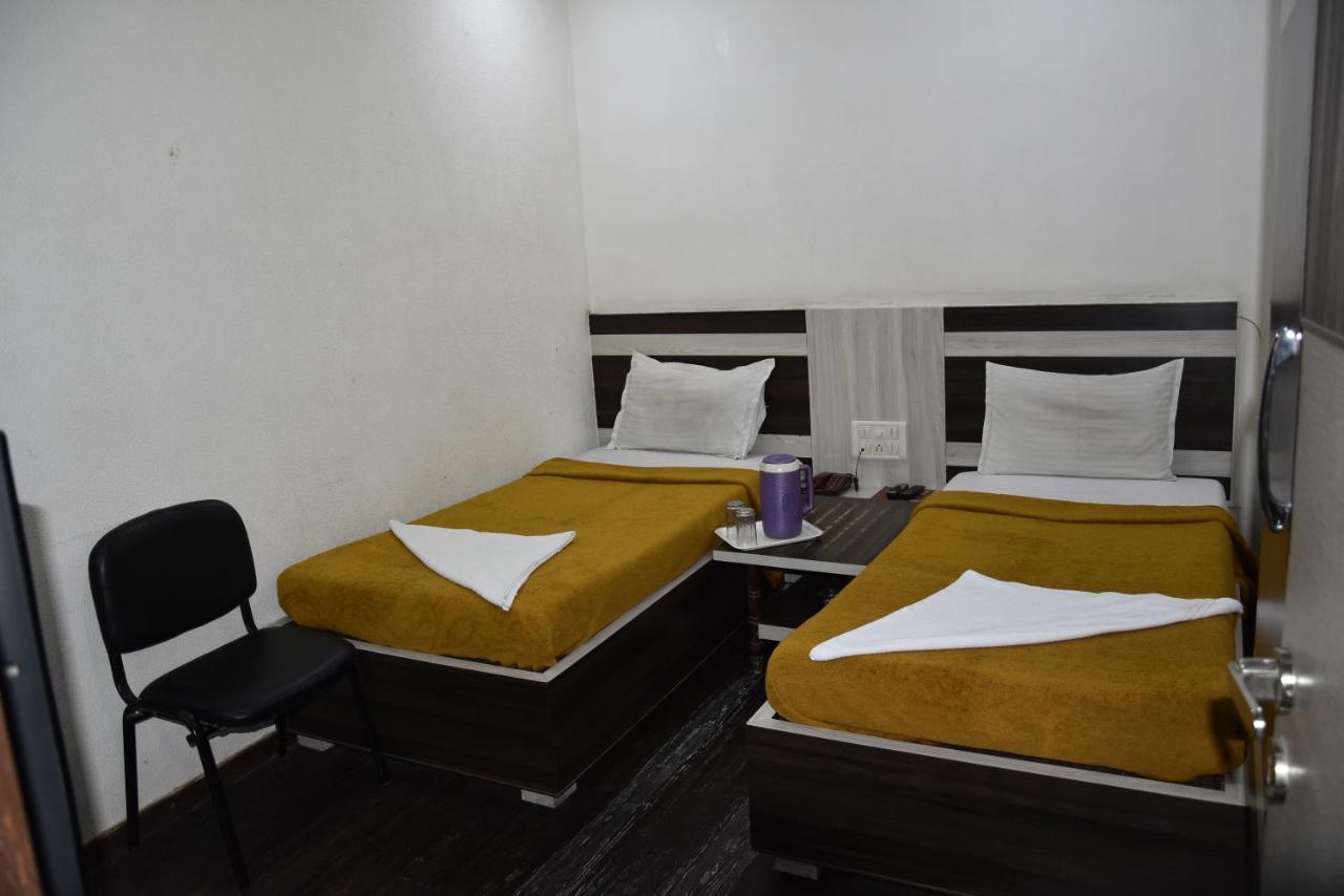 Midtown Hotel Ahmedabad Bagian luar foto