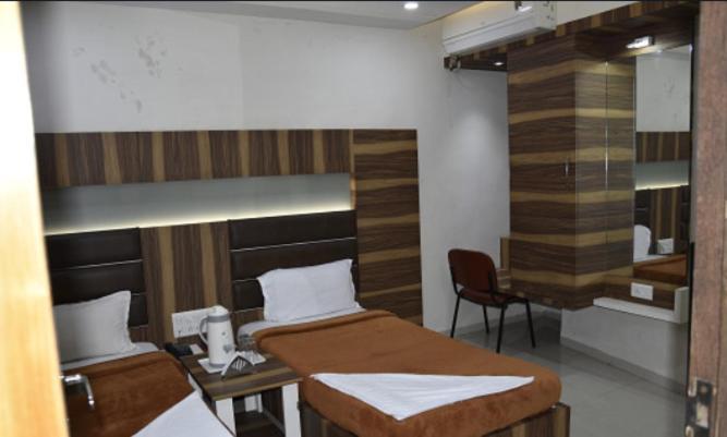 Midtown Hotel Ahmedabad Bagian luar foto