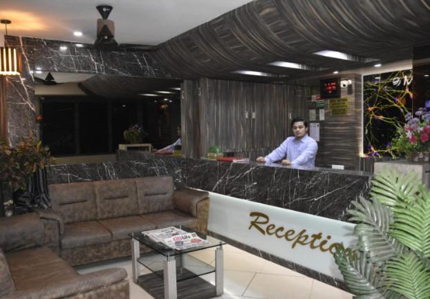 Midtown Hotel Ahmedabad Bagian luar foto