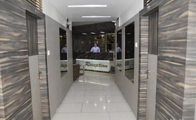 Midtown Hotel Ahmedabad Bagian luar foto
