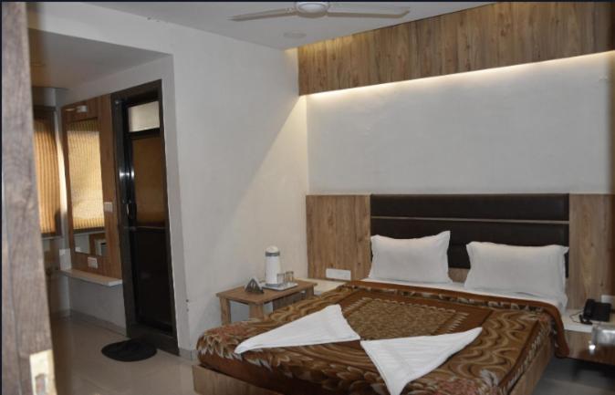 Midtown Hotel Ahmedabad Bagian luar foto
