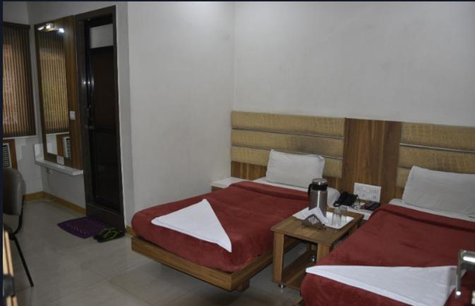 Midtown Hotel Ahmedabad Bagian luar foto