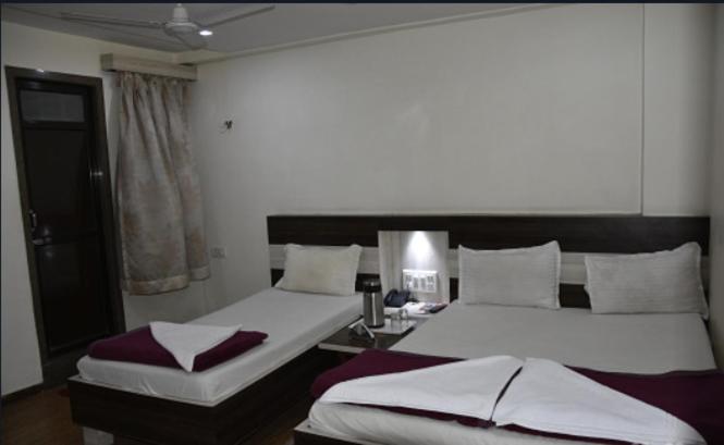 Midtown Hotel Ahmedabad Bagian luar foto