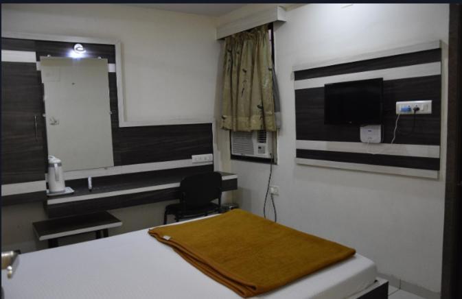 Midtown Hotel Ahmedabad Bagian luar foto